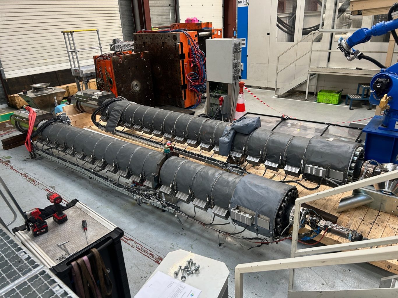 Changement vis-fourreau presse KM 2300T